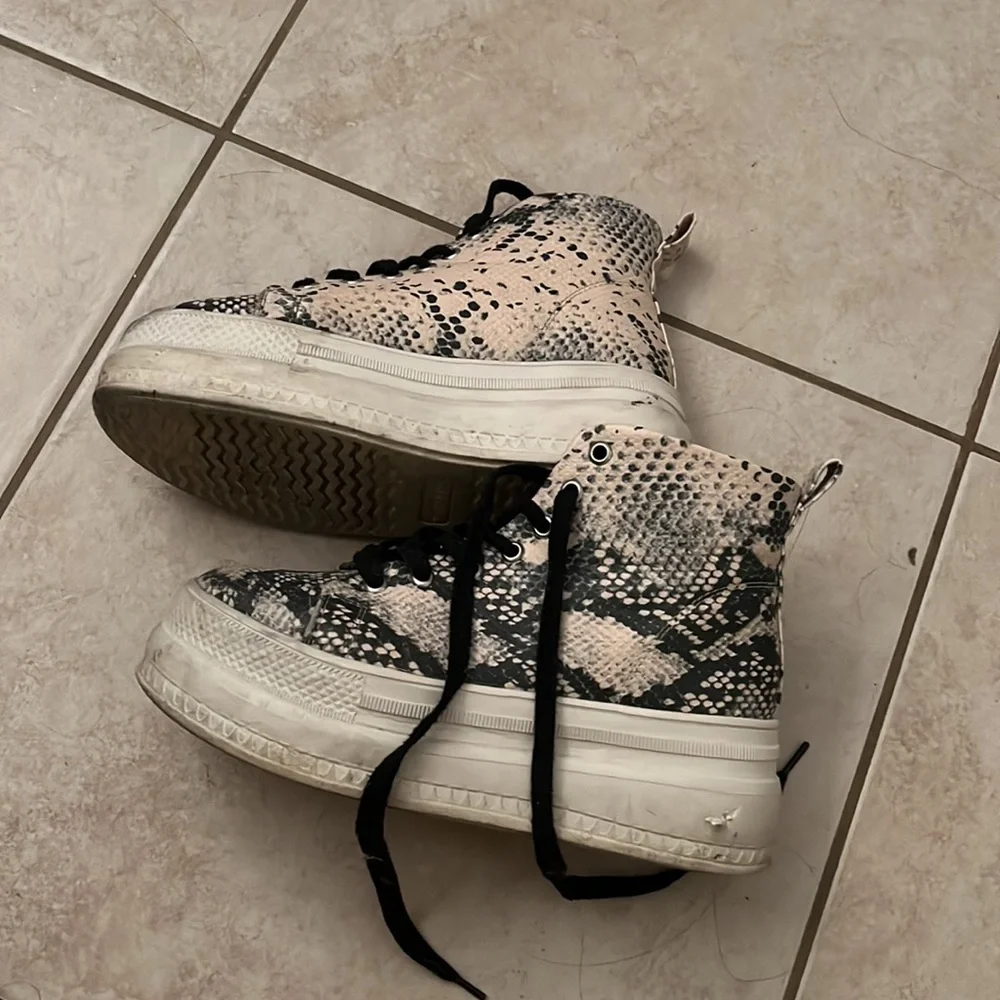 Platform High-Top Sneakers in Snake Print (Black, Cream)